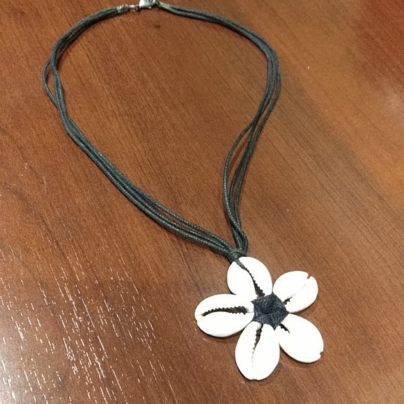 Vintage shell necklace and bracelet set - Picture 4 of 7